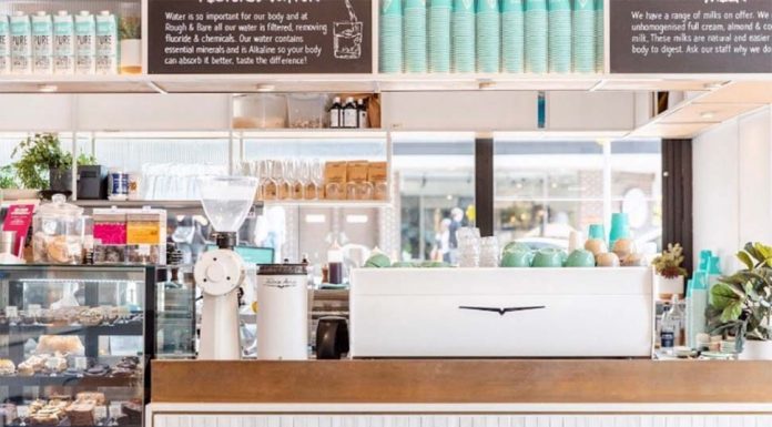 베어 홀푸드, 모두가 식사 할 수 있을 때까지 Takeaway만 A cafe on Sydney’s Northern Beaches has pledged to remain closed until all customers - vaccinated and unvaccinated - can dine in. Credit Facebook