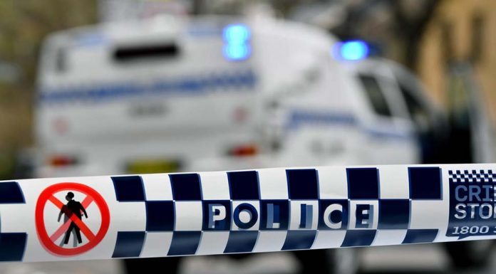 NSW 경찰관 도난 차량 쫓다 뺑소니 부상 A police officer has serious head injuries after being hit by a car in the southern NSW Snowy Mountains region. Credit JOEL CARRETTAAPIMAGE