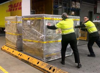 싱가폴 화이자 백신 금주 도착 As part of the deal, Australia will send doses back to Singapore later this year.(ABC News Nicolas Perpitch)