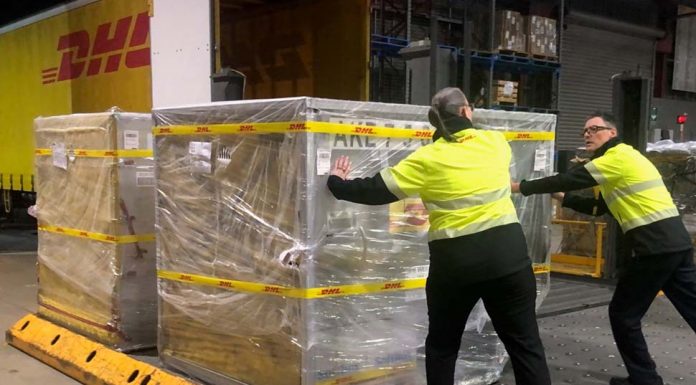 싱가폴 화이자 백신 금주 도착 As part of the deal, Australia will send doses back to Singapore later this year.(ABC News Nicolas Perpitch)