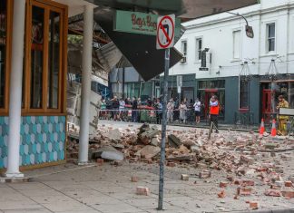 규모 6.0의 지진으로 흔들린 호주 Damaged buildings following an earthquake are seen along Chapel Street in Melbourne on Sept. 22. (Asanka RatnayakeGetty Images)