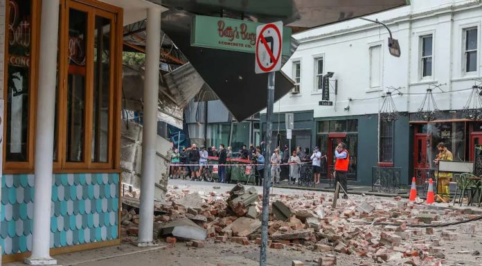 규모 6.0의 지진으로 흔들린 호주 Damaged buildings following an earthquake are seen along Chapel Street in Melbourne on Sept. 22. (Asanka RatnayakeGetty Images)