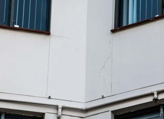 시드니에서도 지진 진동감지 Earthquake damage to the Horizon Towers building at Hornsby. CREDITLOUISE KENNERLEY