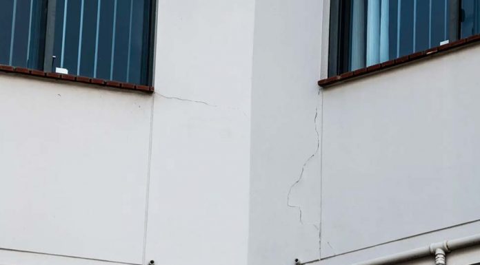 시드니에서도 지진 진동감지 Earthquake damage to the Horizon Towers building at Hornsby. CREDITLOUISE KENNERLEY