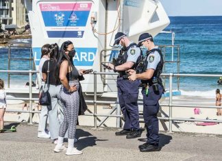 수백 명의 NSW 경찰관들, COVID19 노출로 격리 Hundreds of NSW Police are being exposed to positive COVID-19 cases while performing their duties. CREDITSTEVEN SIEWERT
