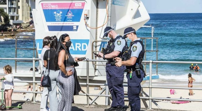 수백 명의 NSW 경찰관들, COVID19 노출로 격리 Hundreds of NSW Police are being exposed to positive COVID-19 cases while performing their duties. CREDITSTEVEN SIEWERT