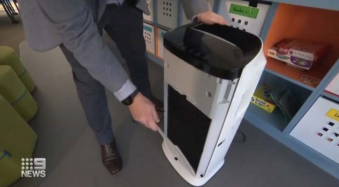 NSW 개학 준비, 교실 내 환기 문제 제기 In less than a month, students across NSW will return to face-to-face learning, but classrooms are still being assessed for ventilation. (9News)