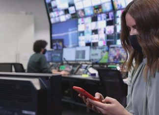 온라인에서 가짜 COVID-19 백신 여권 판매 중 One user on the encrypted message app, Telegram, told 9News he was selling counterfeit COVID-19 vaccination certificates for $500 in Bitcoin. (9News)