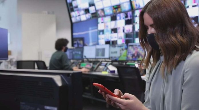 온라인에서 가짜 COVID-19 백신 여권 판매 중 One user on the encrypted message app, Telegram, told 9News he was selling counterfeit COVID-19 vaccination certificates for $500 in Bitcoin. (9News)