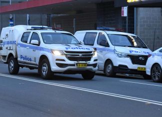 확진자 5명, 격리 어기고 마스크 착용 안한 채로 모여 있다 적발 Police are seen beefing up their presence in south-west Sydney. Credit MICK TSIKASAAPIMAGE