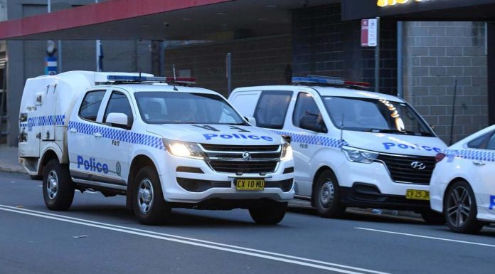 확진자 5명, 격리 어기고 마스크 착용 안한 채로 모여 있다 적발 Police are seen beefing up their presence in south-west Sydney. Credit MICK TSIKASAAPIMAGE