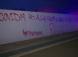 NSW 경찰, 세인트 메리에 있는 검사소 방화 혐의 조사 Police discovered anti-government graffiti on nearby buildings.(ABC News)
