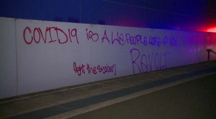 NSW 경찰, 세인트 메리에 있는 검사소 방화 혐의 조사 Police discovered anti-government graffiti on nearby buildings.(ABC News)