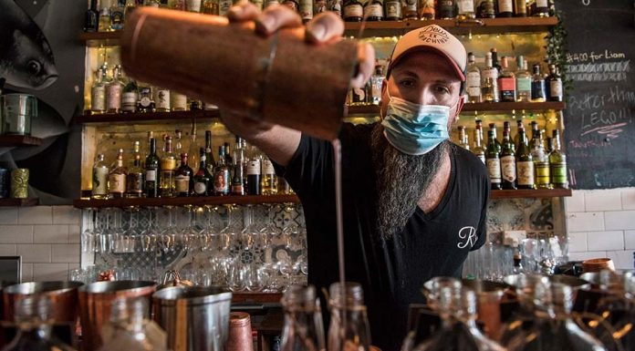 백신 여권 시범 운영 일환으로 몇 주안으로 펍 오픈