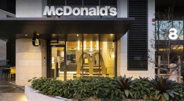 로즈 맥도날드 음료안에 직원 배지 발견