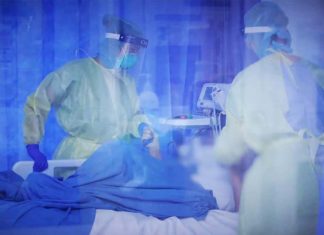 생후 9일 된 아기, 코로나 바이러스와의 사투 Staff treat a COVID patient in ICU at Liverpool Hospital in Sydney. Credit NSW Health