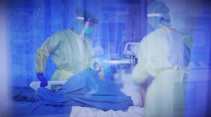 생후 9일 된 아기, 코로나 바이러스와의 사투 Staff treat a COVID patient in ICU at Liverpool Hospital in Sydney. Credit NSW Health