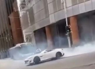 페라리 운전자, Sydney CBD에서 분노의 질주 The 2019 Ferrari Portofino conducting burnouts in the intersection, resulting in smoke and blocked traffic.CREDITPOLICE MEDIA