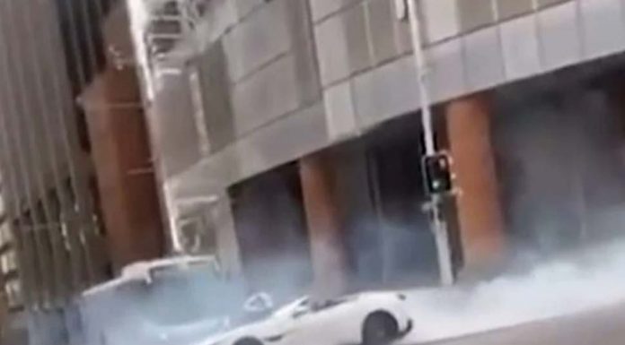 페라리 운전자, Sydney CBD에서 분노의 질주 The 2019 Ferrari Portofino conducting burnouts in the intersection, resulting in smoke and blocked traffic.CREDITPOLICE MEDIA