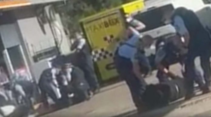 길포드 주유소에서 마스크를 두고 경찰과 대치한 다섯 명 체포 The altercation occurred at a Guildford service station on Friday afternoon. Credit Supplied