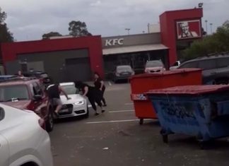 KFC 주차공간을 둘러싸고 싸움 벌여 체포된 2명 Two people have been arrested after an altercation broke out at a parking lot in south-western Sydney. (Facebook)