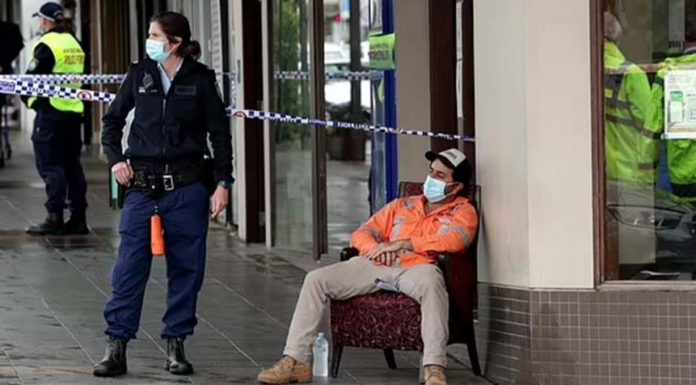 라이카트에서 젊은 여성 트럭에 치여 사망 A man was bent over in shock on the street and speaking to police, with the officers fetching the man a chair (pictured)