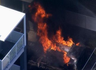 시드니 길포드 아파트 두 블록 사이에서 화재 발생 An electrical transformer caught alight in Sydney's south-west today. (9News)