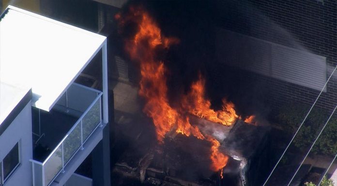시드니 길포드 아파트 두 블록 사이에서 화재 발생 An electrical transformer caught alight in Sydney's south-west today. (9News)
