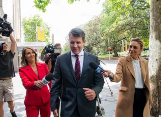베레지클리안 전 주수상 독직혐의 2차 독립조사위 Former NSW premier Mike Baird arriving at ICAC to give evidence in a corruption inquiry investigating the conduct of former premier Gladys Berejiklian during her secret relationship with disgraced former MP Daryl Maguire.CREDITLOUISE KENNERLEY