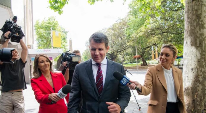 베레지클리안 전 주수상 독직혐의 2차 독립조사위 Former NSW premier Mike Baird arriving at ICAC to give evidence in a corruption inquiry investigating the conduct of former premier Gladys Berejiklian during her secret relationship with disgraced former MP Daryl Maguire.CREDITLOUISE KENNERLEY