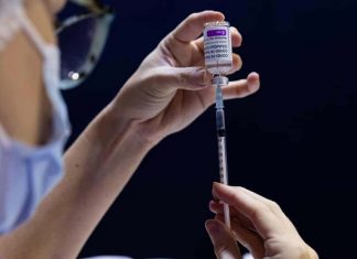 호주, 3차 부스터 백신 계획 오리무중? Immunocompromised people eligible for a third dose of Covid vaccine have reported difficulty booking appointments. One said her GP told her ‘neither her nor her colleagues ... had been advised on how to proceed’ on bookings. Photograph Richard WainwrightAAP