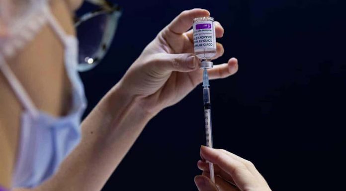 호주, 3차 부스터 백신 계획 오리무중? Immunocompromised people eligible for a third dose of Covid vaccine have reported difficulty booking appointments. One said her GP told her ‘neither her nor her colleagues ... had been advised on how to proceed’ on bookings. Photograph Richard WainwrightAAP