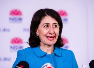 NSW주 코로나 자유세상 컴백 디 데이 NSW Premier Gladys Berejiklian announcing her state’s 80 per cent road map.CREDITJAMES BRICKWOOD