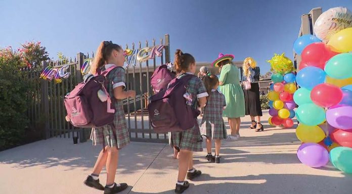 NSW는 교사 예방접종에 대한 우려 제기 NSW school students in year 12, kindergarten and year 1 returned to classroom learning last week. (Nine)