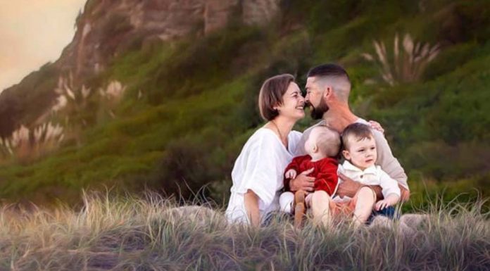 NSW 센트럴 코스트, 카약 전복 사고로 어린 아들을 구하다가 익사한 아버지 Peter Finch with his wife and two children. Credit Facebook