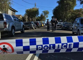 시드니 서부에서 열린 광란의 거리 파티에서 난폭 운전한 남성 Police were called to a street part at Dharruk on Sunday. Picture NCA NewsWire Steven Saphore