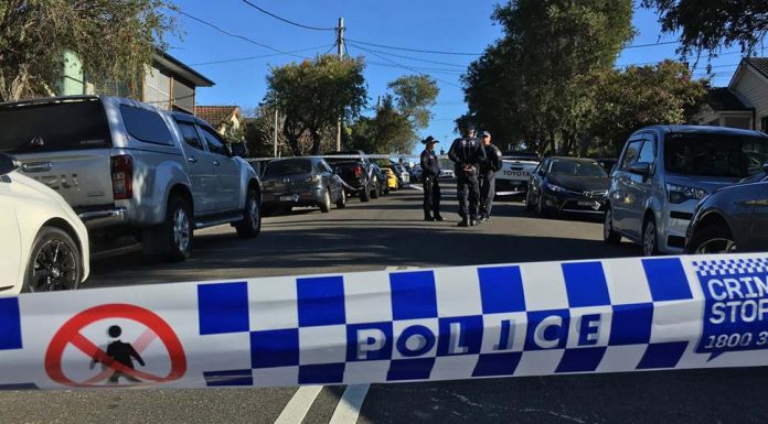 시드니 서부에서 열린 광란의 거리 파티에서 난폭 운전한 남성 Police were called to a street part at Dharruk on Sunday. Picture NCA NewsWire Steven Saphore