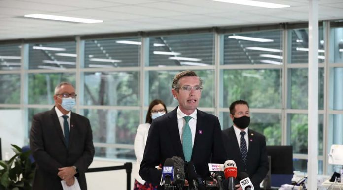 NSW 주정부 10월 11일 해제 강도 높여 Premier Dominic Perrottet, Deputy Premier Paul Toole, Health Minister Brad Hazzard and Minister for Education Sarah Mitchell announce changes to the COVID-19 reopening roadmap. CREDITDOMINIC LORRIMER