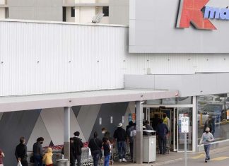 K마트 백신을 맞지 않은 쇼핑객들 매장 출입 금지 논란 Queues stretch into Kmart Blacktown. Picture Jonathan Ng