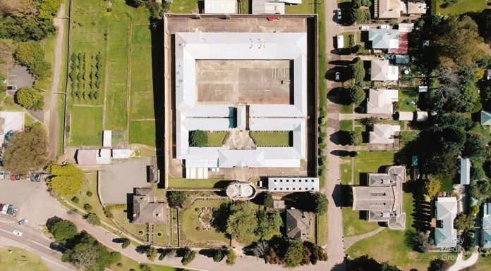 노스웨스트에서 가장 오래된 교도소 매물로 나와 The heritage-listed site could be transformed into a tourist destination. (9News)