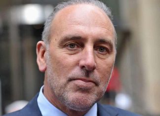힐송교회 창립자 브라이언 휴스턴, 부친 아동 성학대 은폐 혐의 부인 Founder of the Hillsong church, Brian Houston, has pleaded not guilty to charges alleging he concealed child sexual abuse by his late father in the 1970s. Houston’s lawyer entered his plea on Tuesday in Sydney. Photograph: Paul Miller/AAP