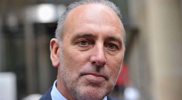 힐송교회 창립자 브라이언 휴스턴, 부친 아동 성학대 은폐 혐의 부인 Founder of the Hillsong church, Brian Houston, has pleaded not guilty to charges alleging he concealed child sexual abuse by his late father in the 1970s. Houston’s lawyer entered his plea on Tuesday in Sydney. Photograph: Paul Miller/AAP
