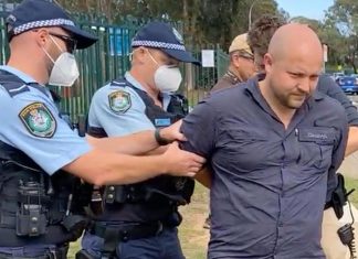 코로나 백신 접종반대 시위 남성 체포 A man has been arrested following a protest at Cranebrook High School. Picture Facebook via NCA NewsWire