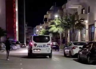 4인 가족, 5성급 호텔 사우나서 질식사 A police car at the hotel. Picture East 2 West News