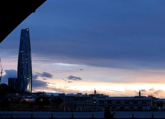 시드니 크라운 리조트, 사이먼 맥그래스 최고 경영자 임명 Crown tower in Barangaroo. Picture Damian Shaw
