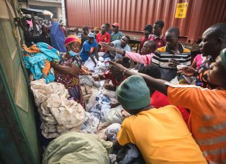 죽은 백인의 옷 Many of the clothes donated to op shops end up in Kantamanto market, in the Ghanaian capital Accra. Foreign Correspondent Andrew Greaves