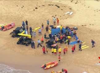 울릉공 인근서 보트 전복 사고로 1명 사망 Officers from Wollongong attended and with the assistance of Surf Life Savers and Marine Area Command police, seven people were retrieved and taken ashore. Credit: 7NEWS