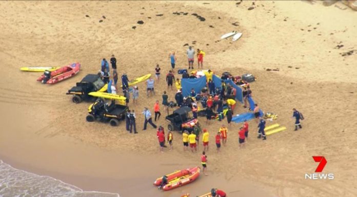 울릉공 인근서 보트 전복 사고로 1명 사망 Officers from Wollongong attended and with the assistance of Surf Life Savers and Marine Area Command police, seven people were retrieved and taken ashore. Credit: 7NEWS