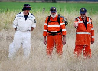 건네다(Gunnedah)에서 10대 살인범 무죄 판결 Police and SES conduct a line search near the property where the teen killed the 10-year-old girl. Picture Nathan Edwards