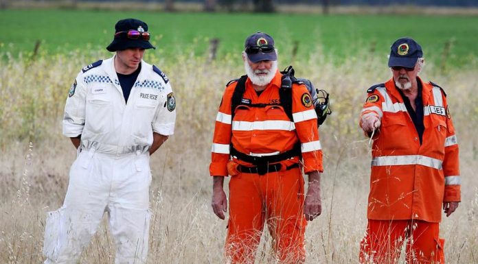 건네다(Gunnedah)에서 10대 살인범 무죄 판결 Police and SES conduct a line search near the property where the teen killed the 10-year-old girl. Picture Nathan Edwards